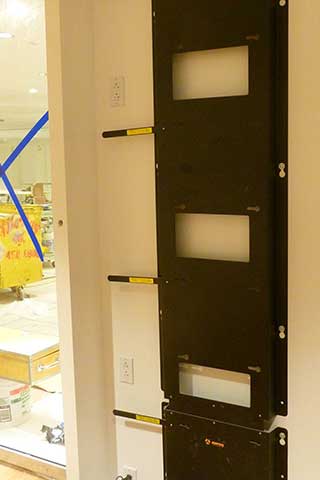 Single piece wall frame used to create a 1x4 “digital mannequin”