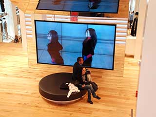 Uniqlo digital signage